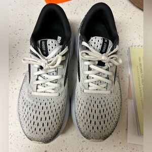 White/pink/black brooks.